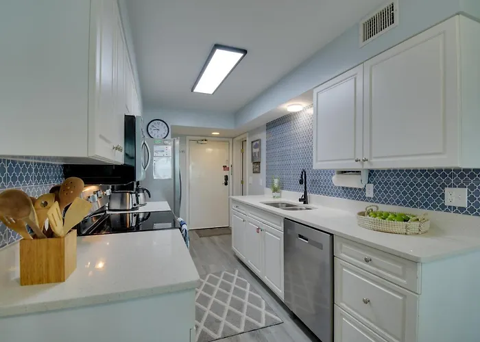Beachfront W/ Community Pool! Holiday home