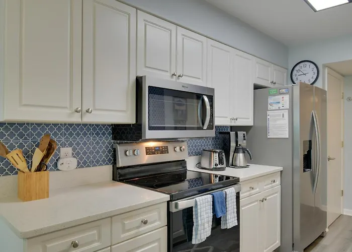 Holiday home Beachfront W/ Community Pool!