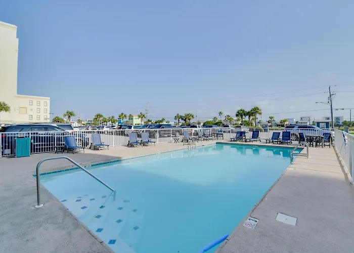 Beachfront W/ Community Pool! *
