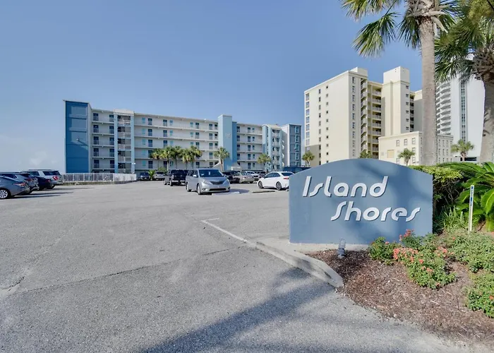 Beachfront W/ Community Pool! Holiday home