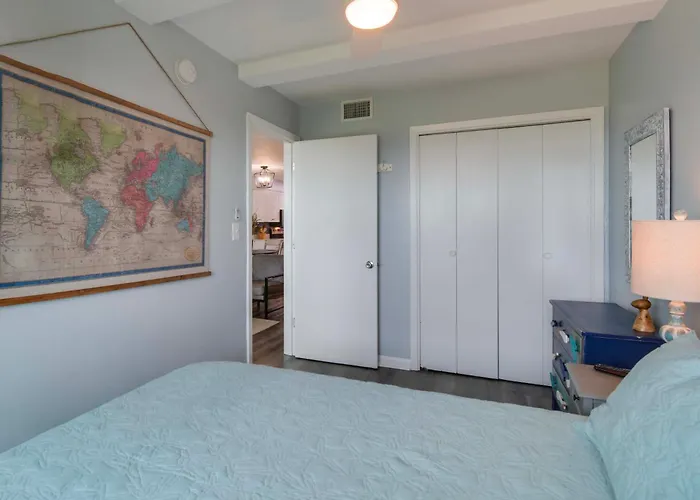 Beachfront W/ Community Pool! Holiday home